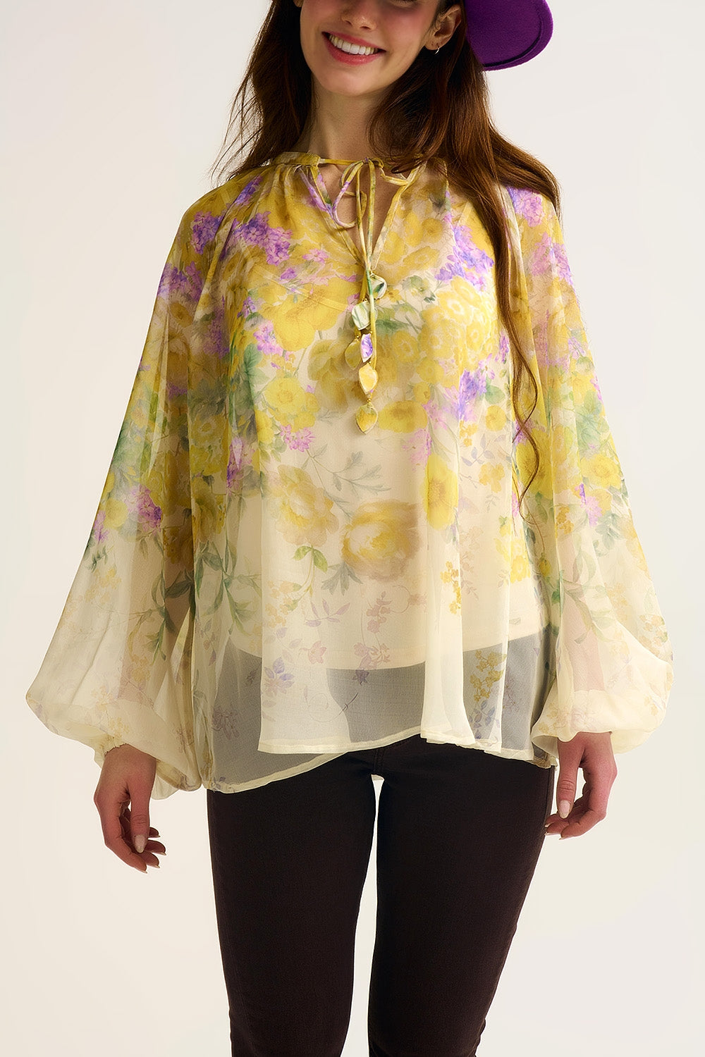 Chemisier en mousseline florale avec finition transparente et silhouette fluide