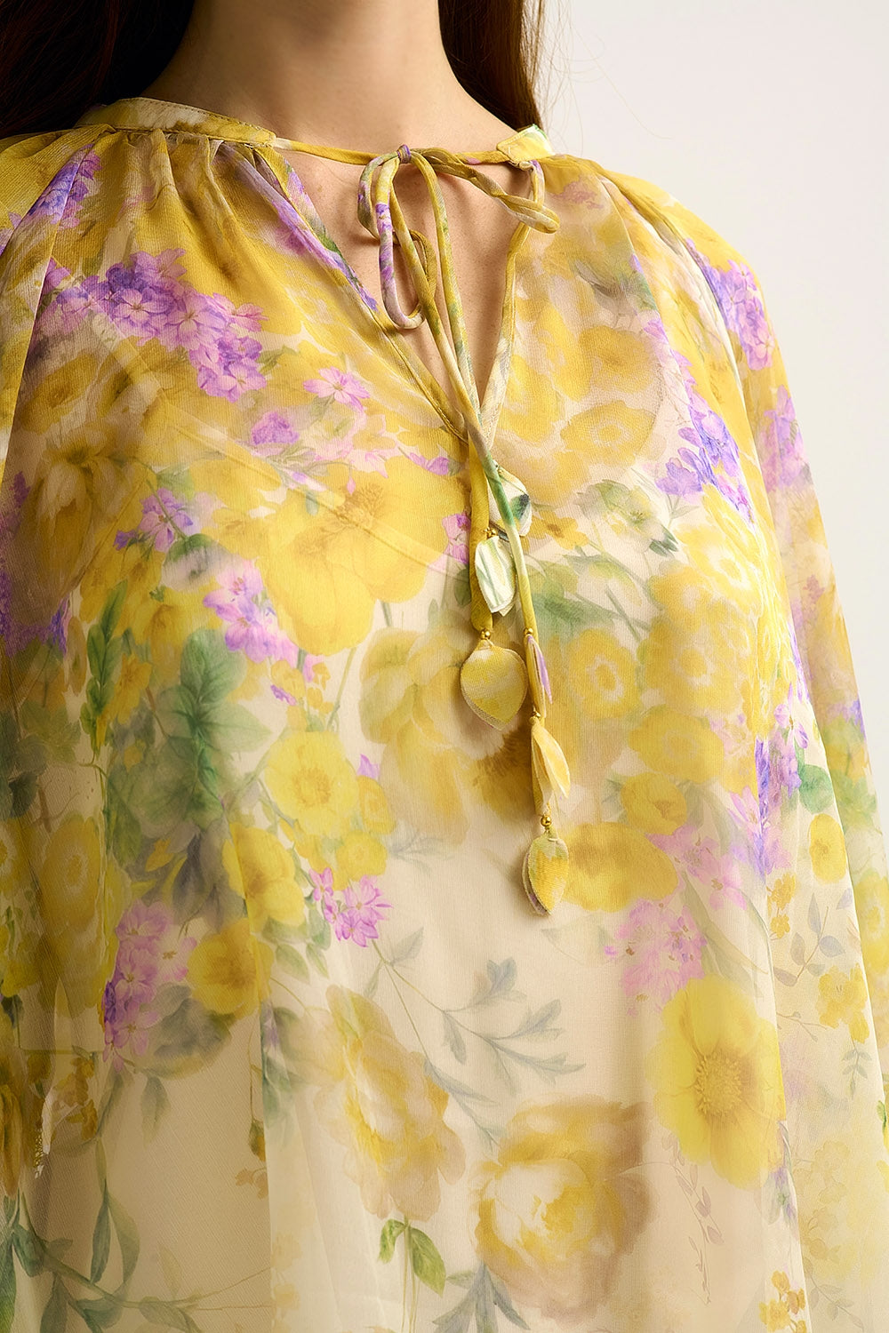 Chemisier en mousseline florale avec finition transparente et silhouette fluide