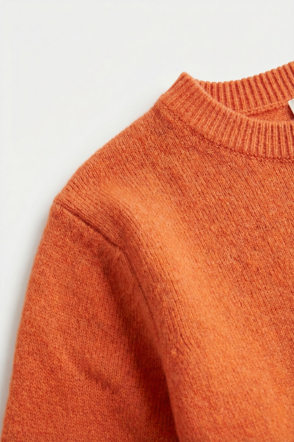 Pull en tricot doux et moelleux orange avec manches à volants