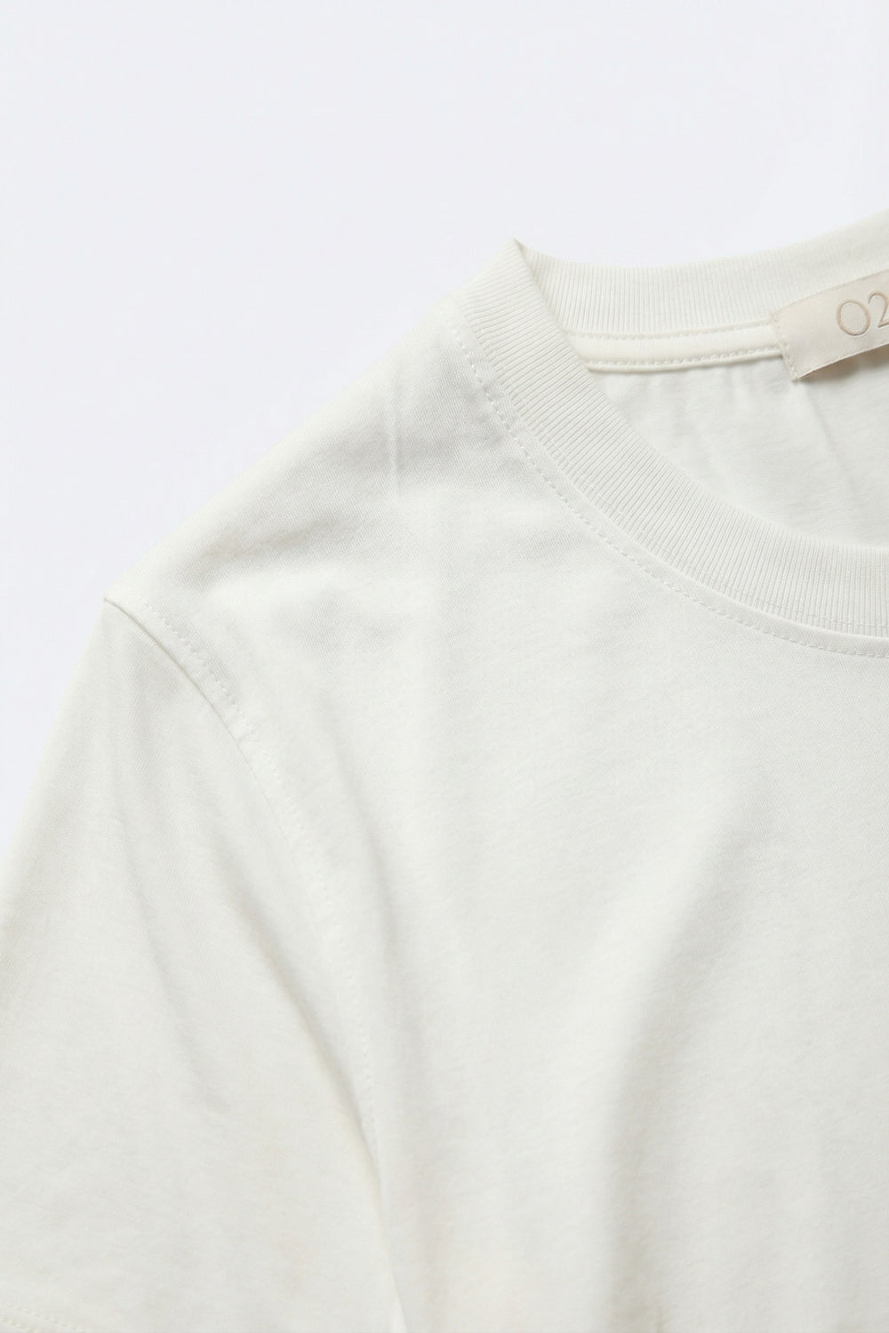 T-shirt blanc basique à col rond et manches courtes en tissu de viscose