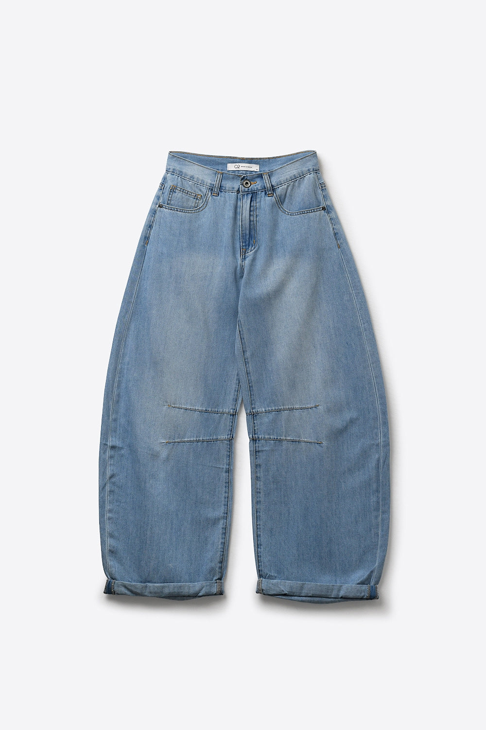 Jeans bleu clair à lavage léger avec détail de couture au genou