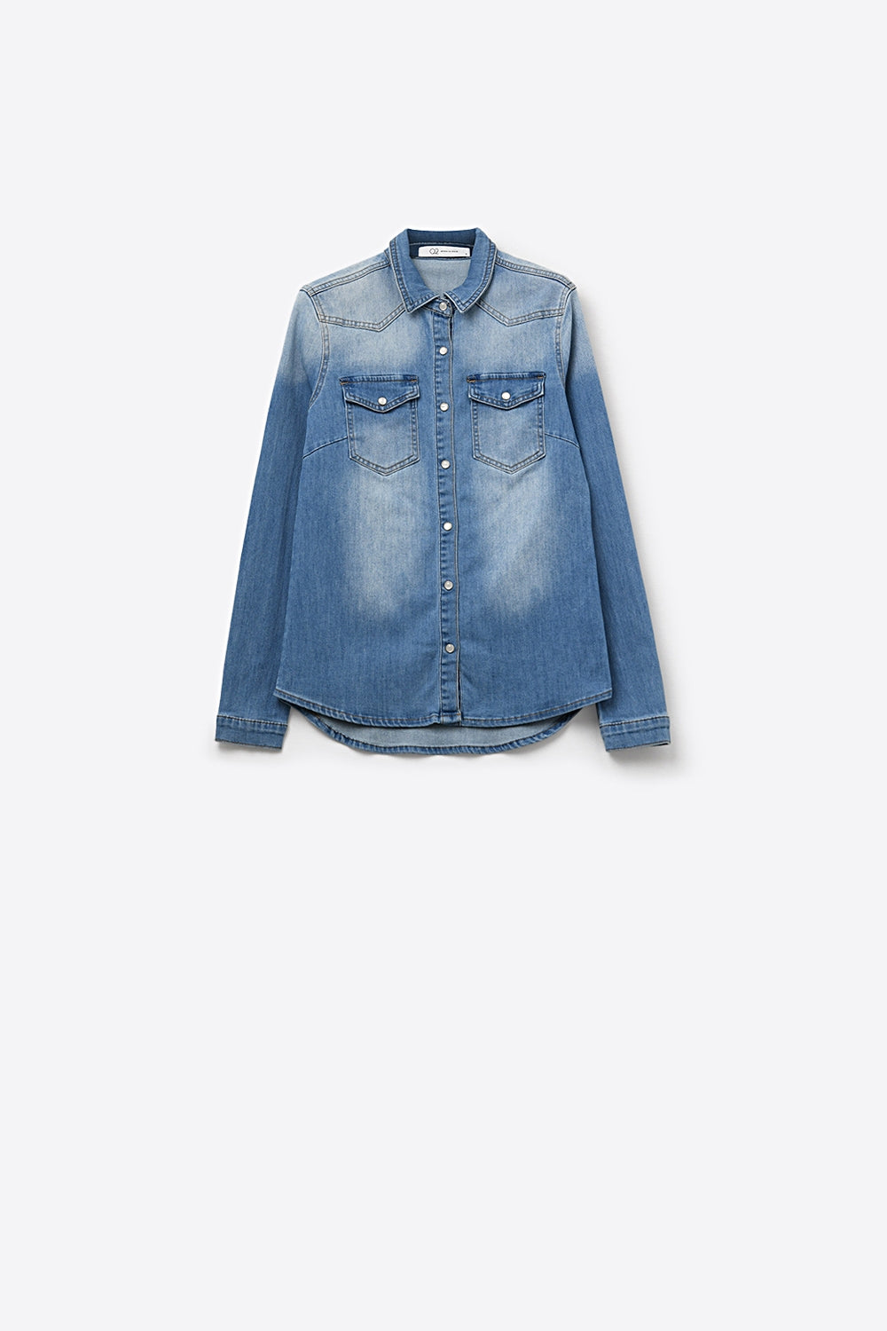 Chemise en denim bleu délavé avec devant boutonné