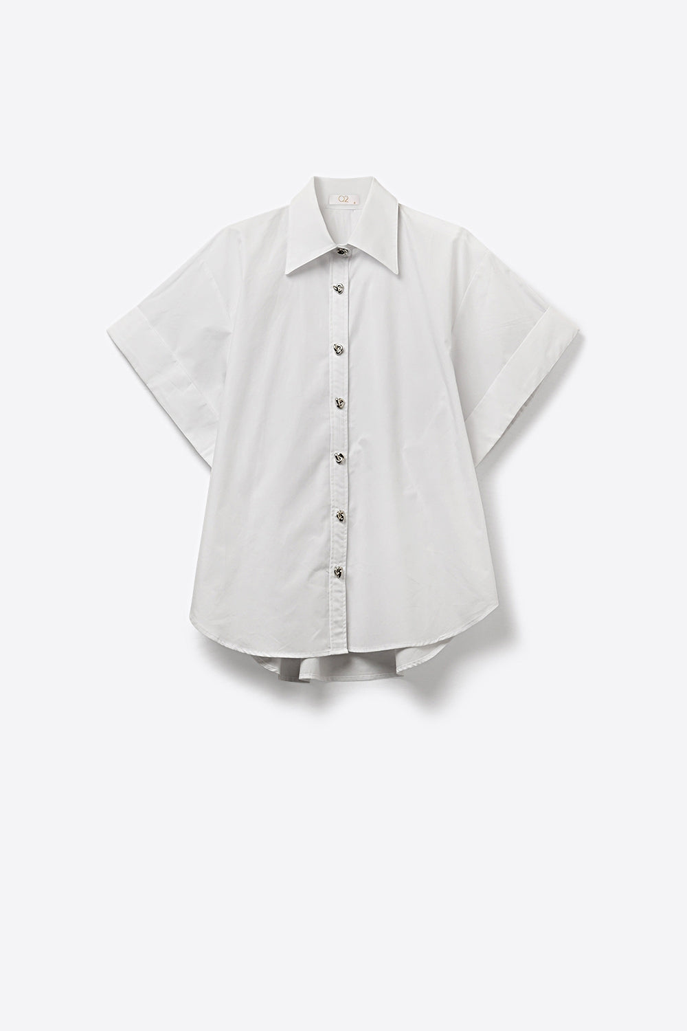 Chemise kimono blanche à manches courtes avec boutons argentés