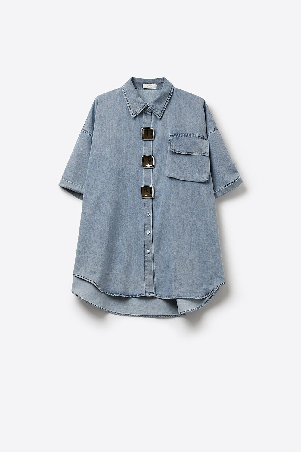 Chemise en denim à manches courtes lavage clair avec de gros boutons argentés