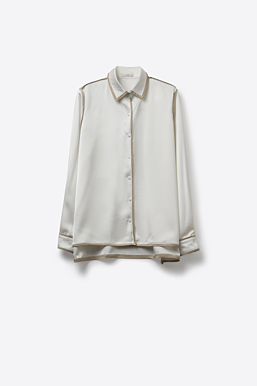 Chemise boutonnée en satin crème avec bordures contrastées