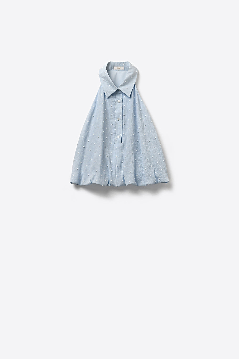 Blouse bleu clair à pois brodés avec boutons