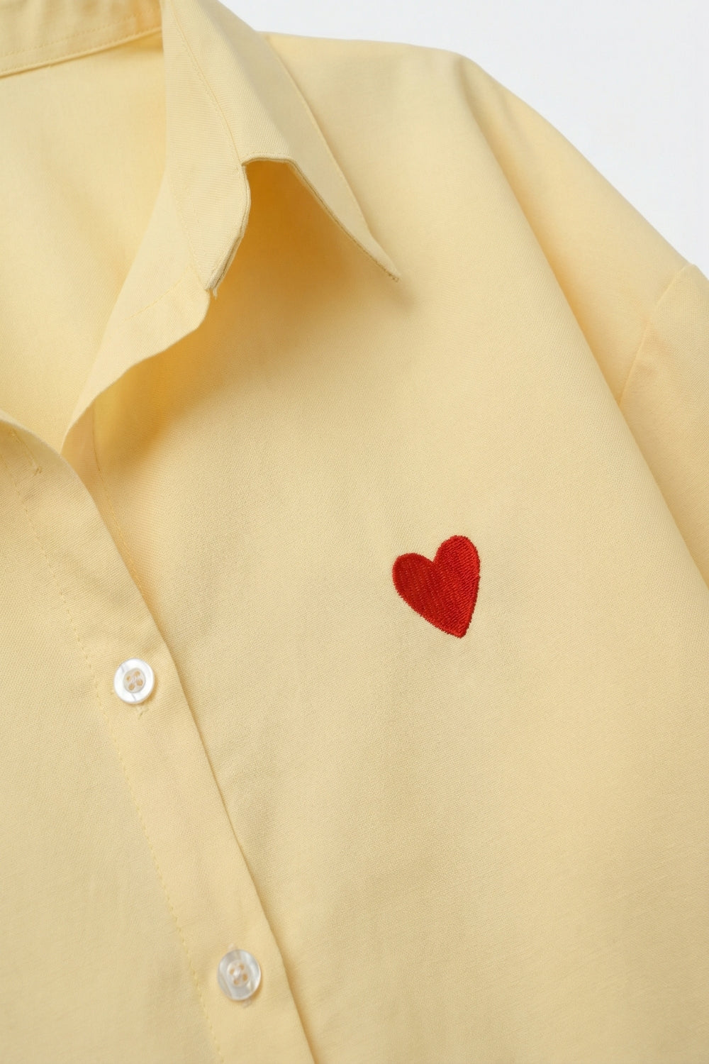 Chemise boutonnée jaune avec détails en forme de cœur