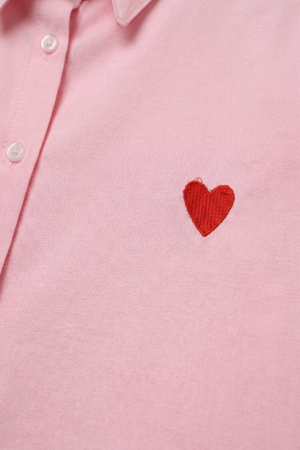 Chemise boutonnée rose avec cœur brodé