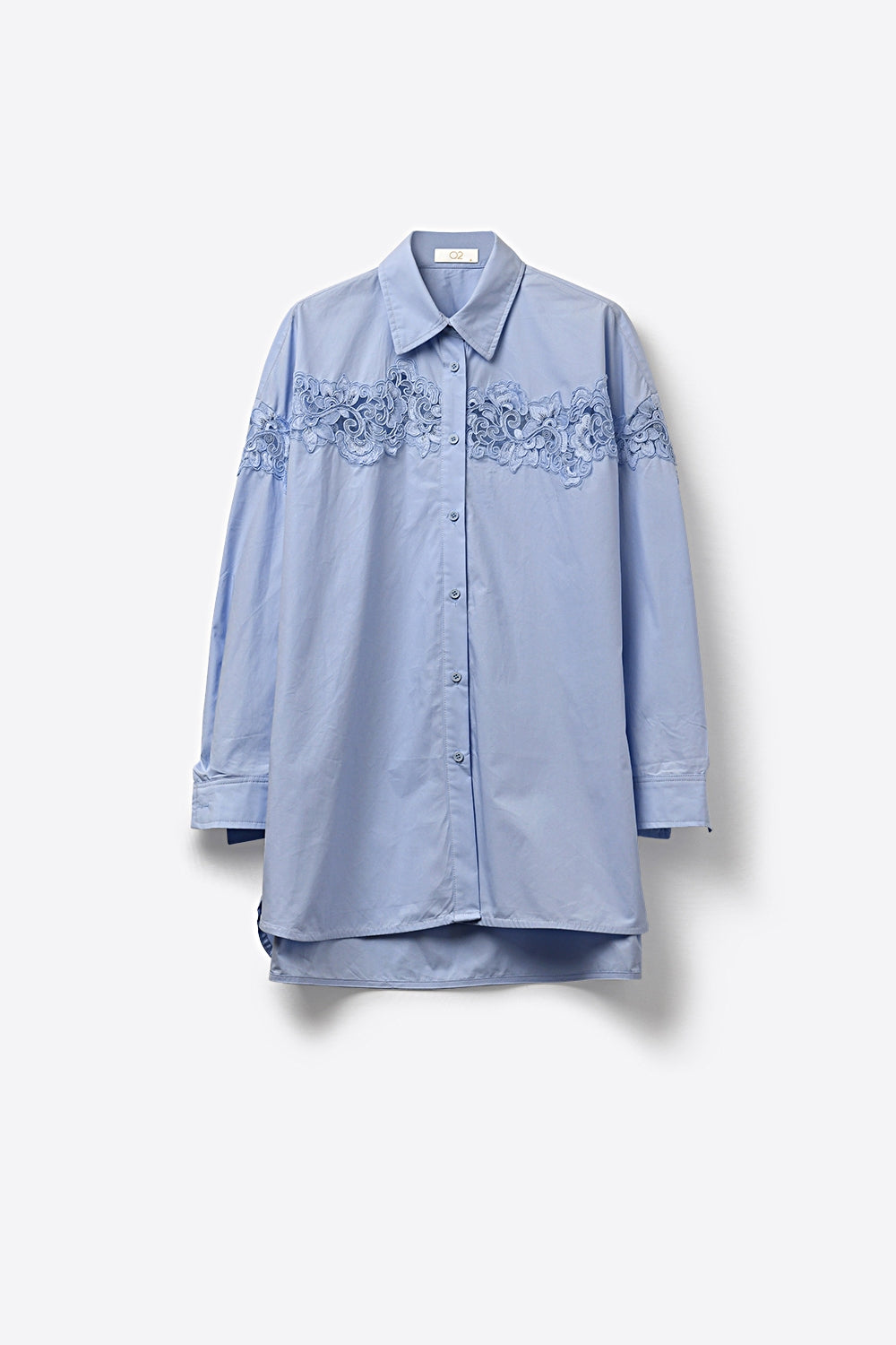 Chemise boutonnée bleu clair avec détails en dentelle