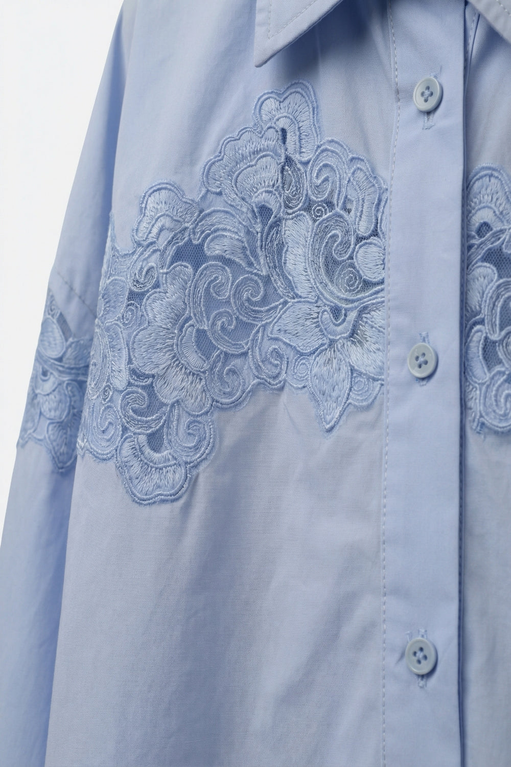 Chemise boutonnée bleu clair avec détails en dentelle