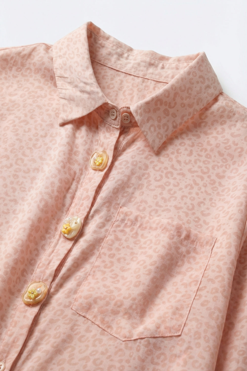 Chemise à imprimé animal rose en tissu transparent avec chemise boutonnée et poche
