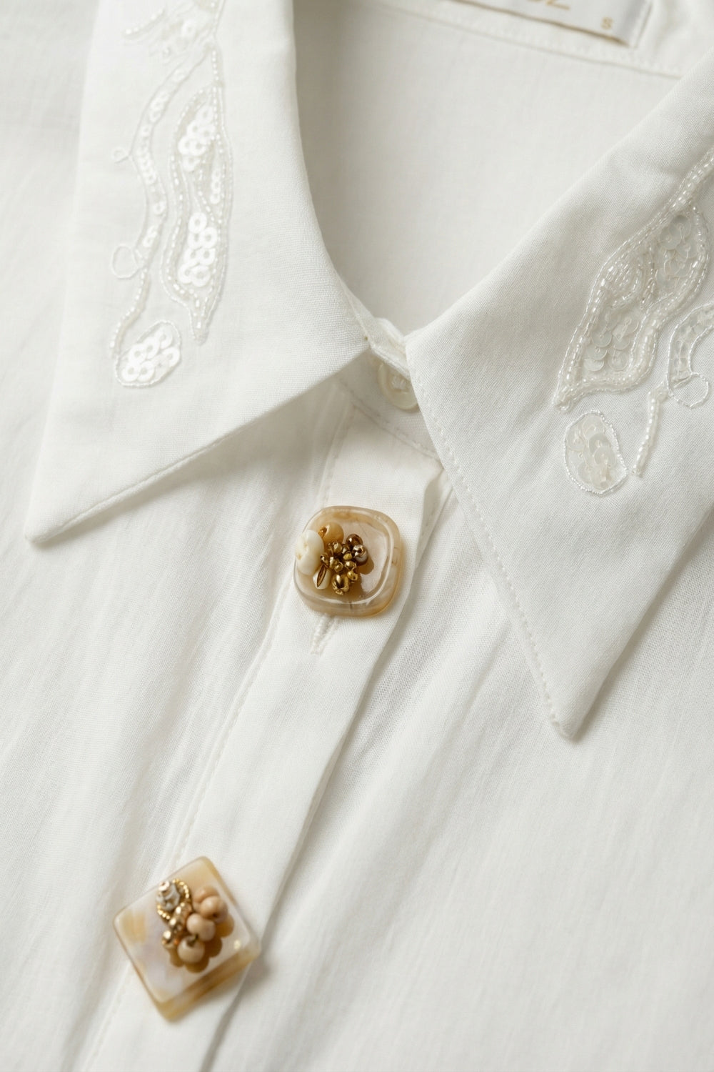 Chemise blanche à boutons sur le devant avec col brodé de sequins