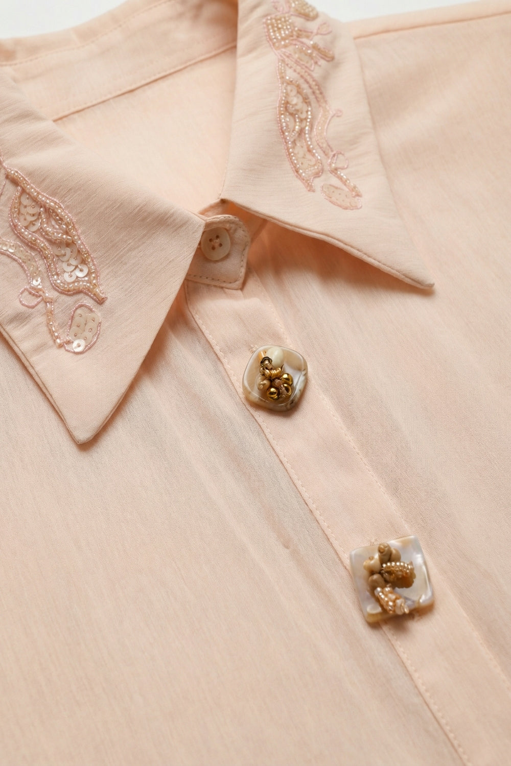 Chemise rose semi-transparente à boutons avec col brodé de sequins