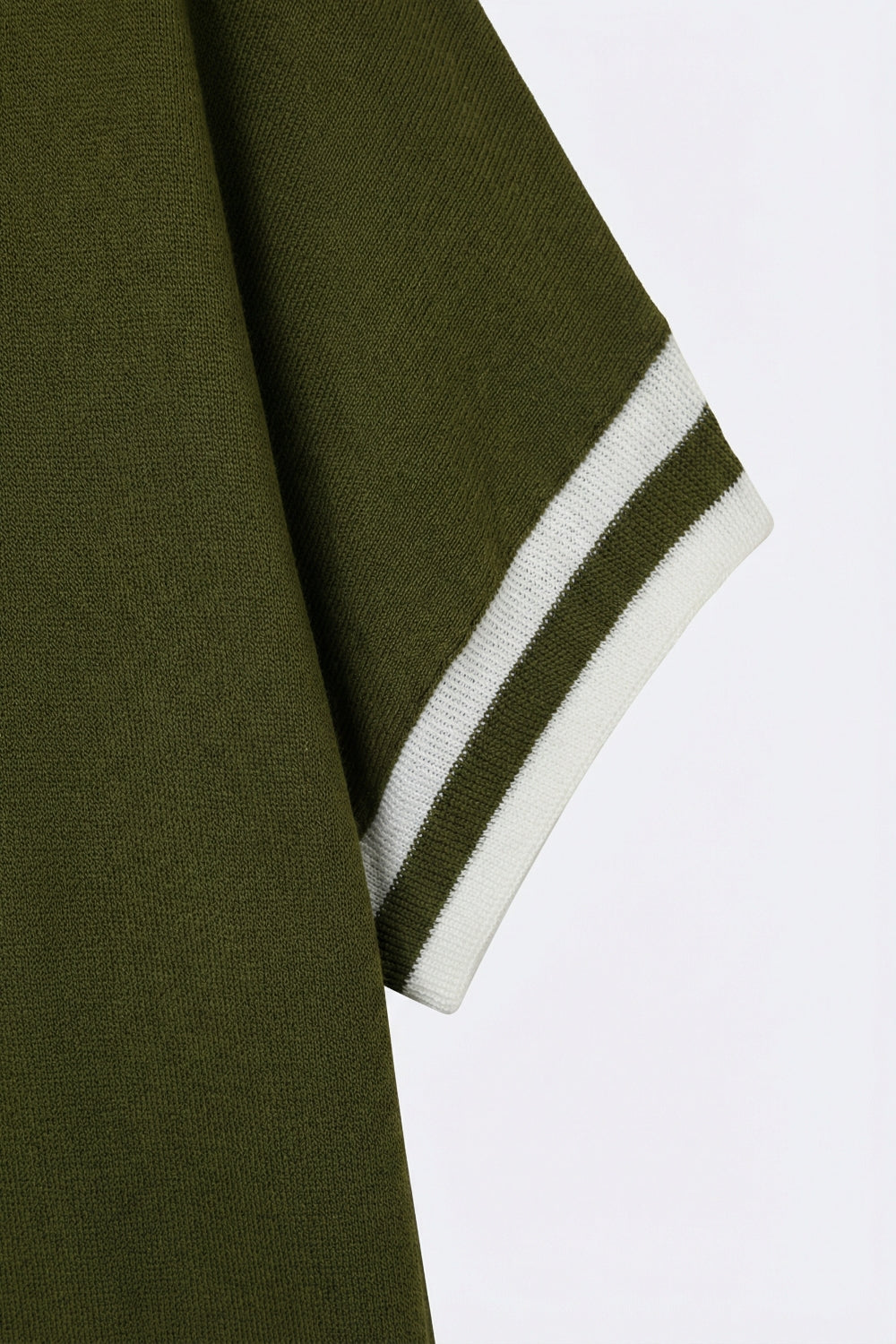Pull en maille fine vert olive avec poignets rayés