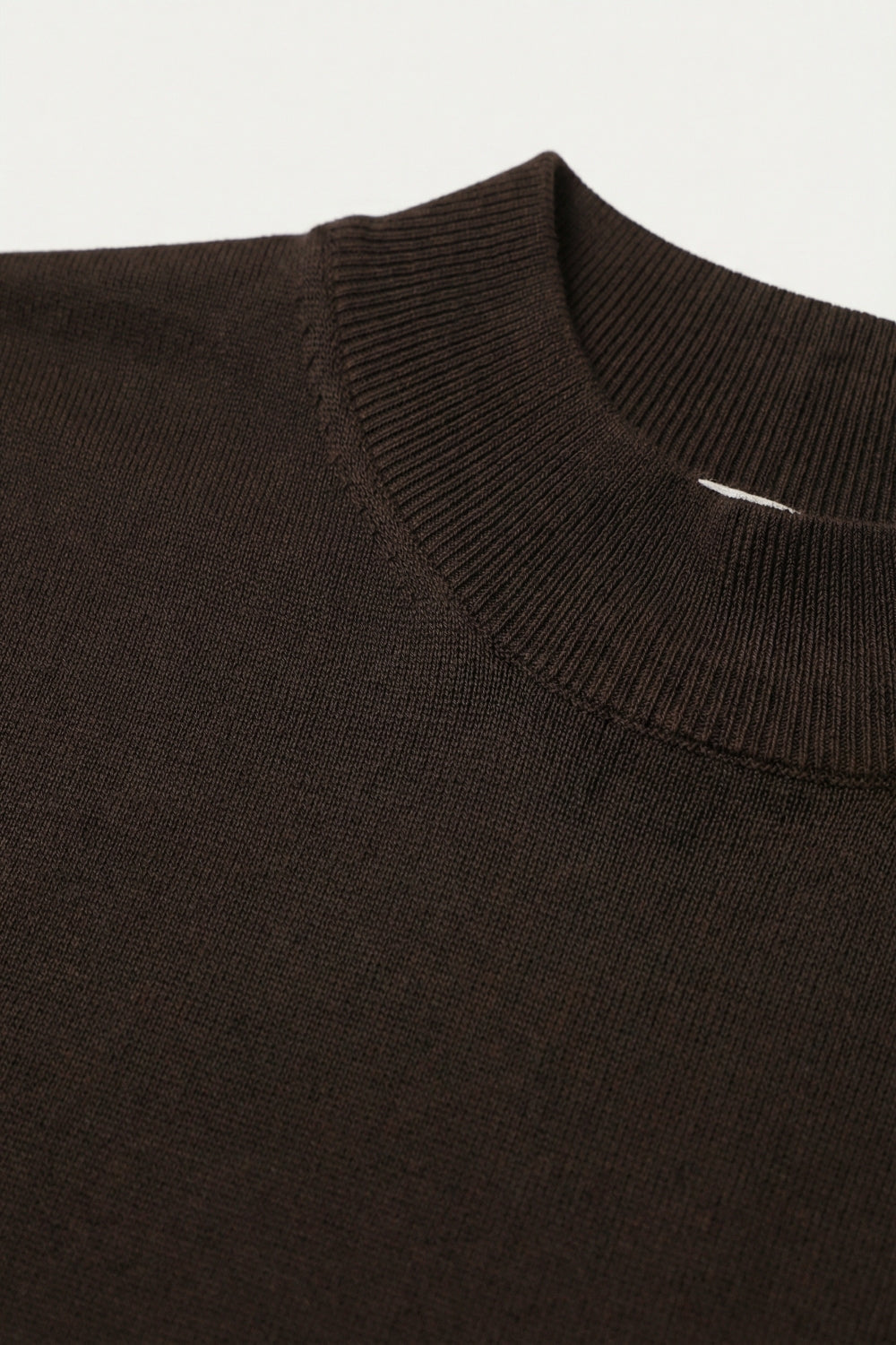 Pull à col roulé marron à manches courtes ajustées