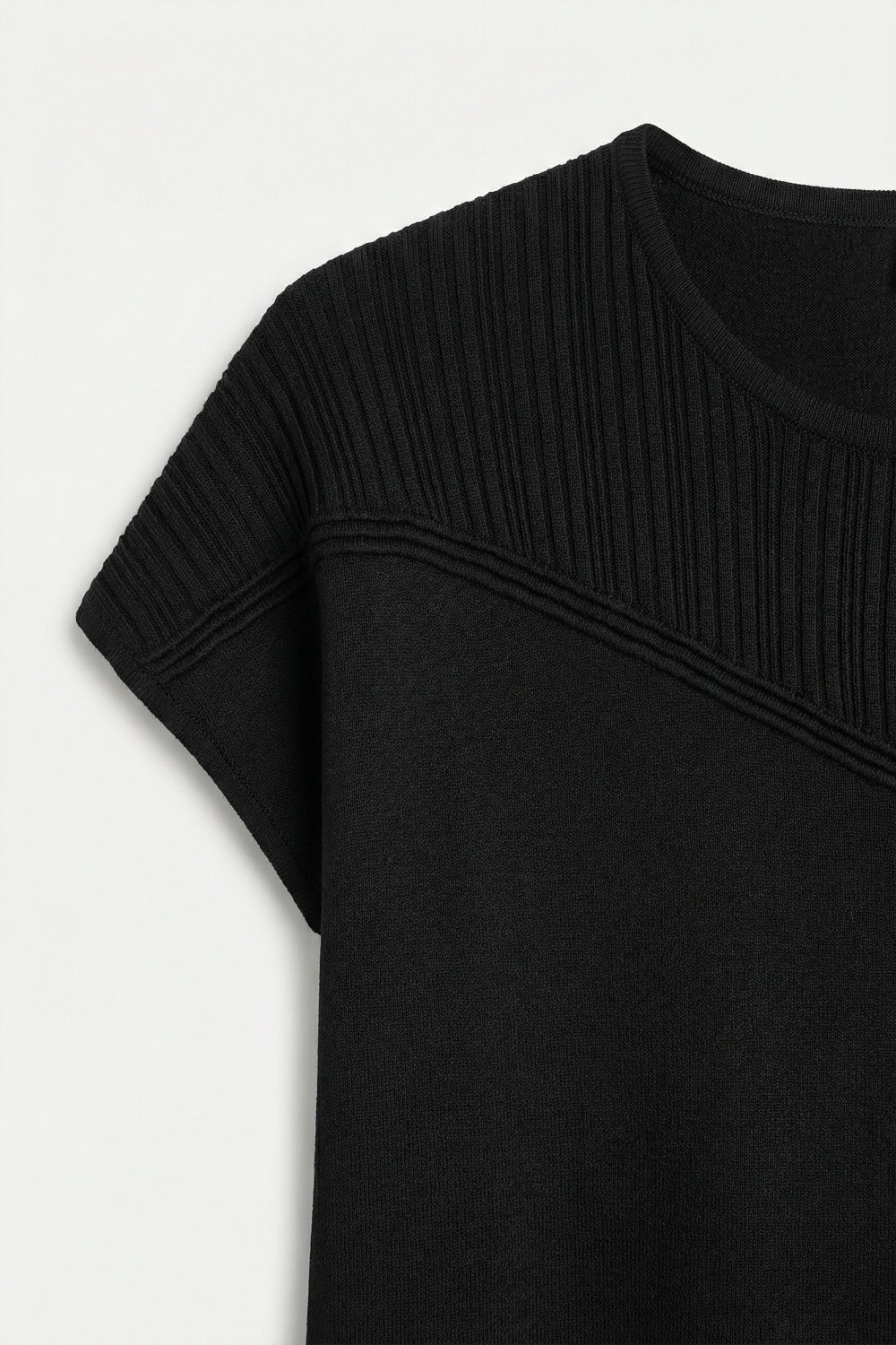 pull à manches courtes noir en tricot avec détail de plastron texturé
