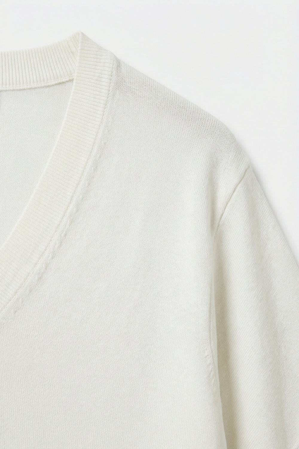 Pull en maille fine à manches courtes et col en V de couleur blanche