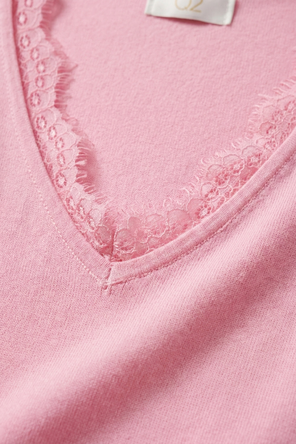 Pull en maille fine et douce avec col en V et bordures en dentelle en rose