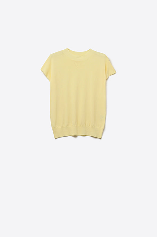 pull jaune à col roulé et manches courtes ajustées