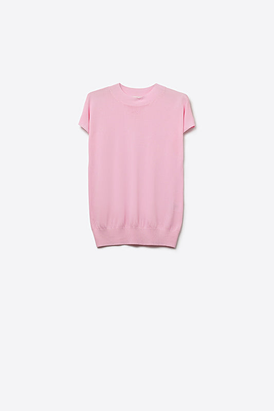 Pull à col roulé rose avec manches courtes ajustées