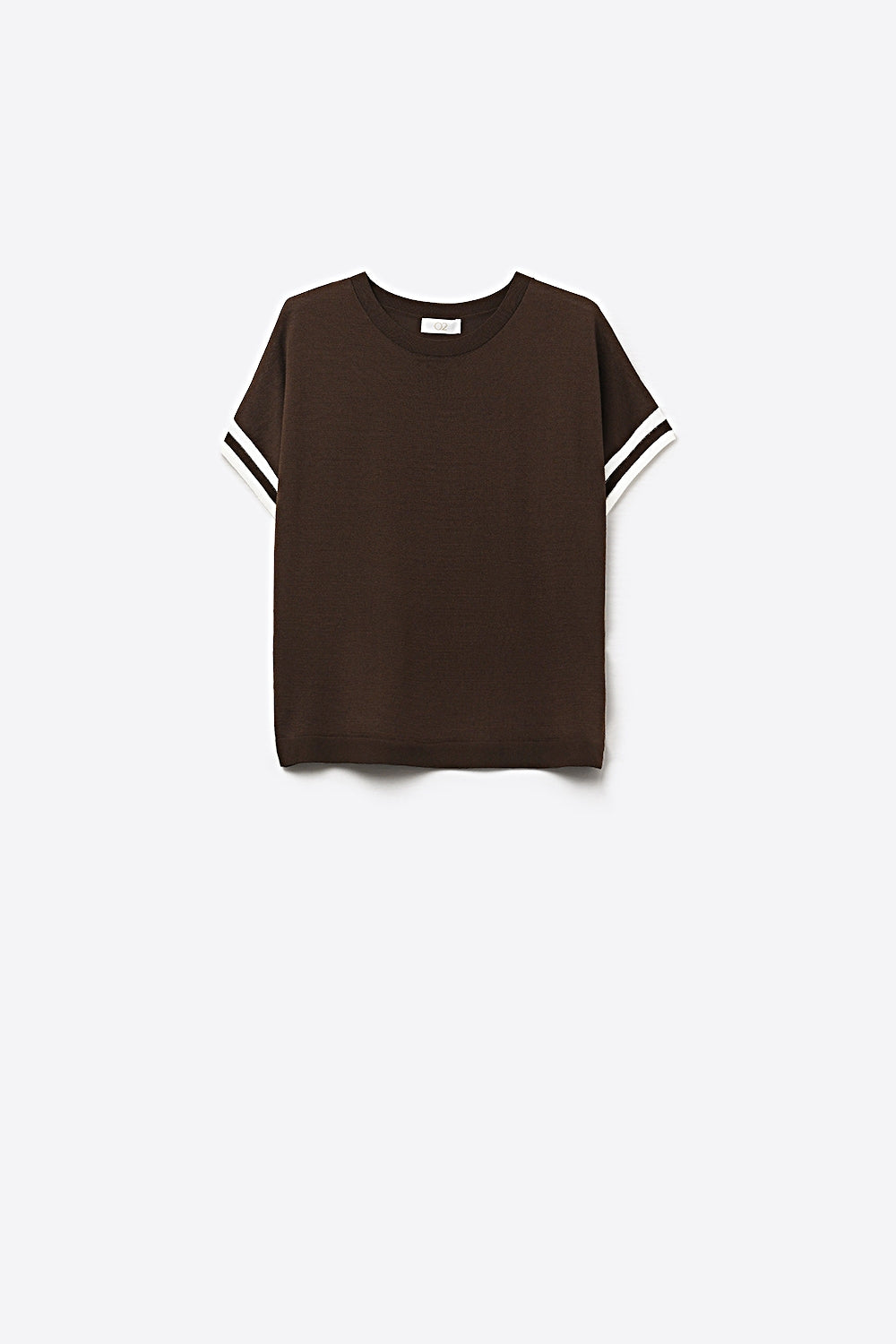 Pull en tricot marron avec détail de manche à rayure blanche