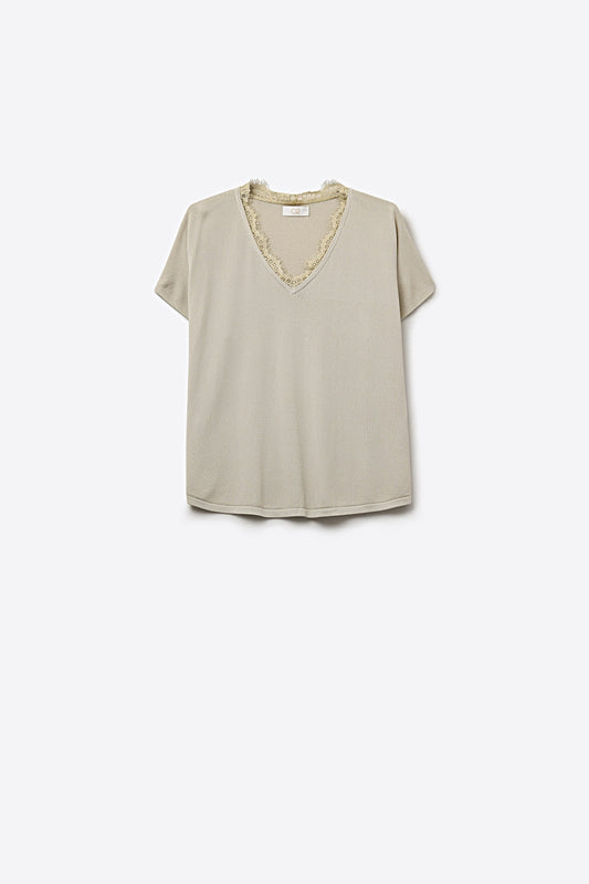 Pull en maille fine et douce avec col en V et bordures en dentelle en beige