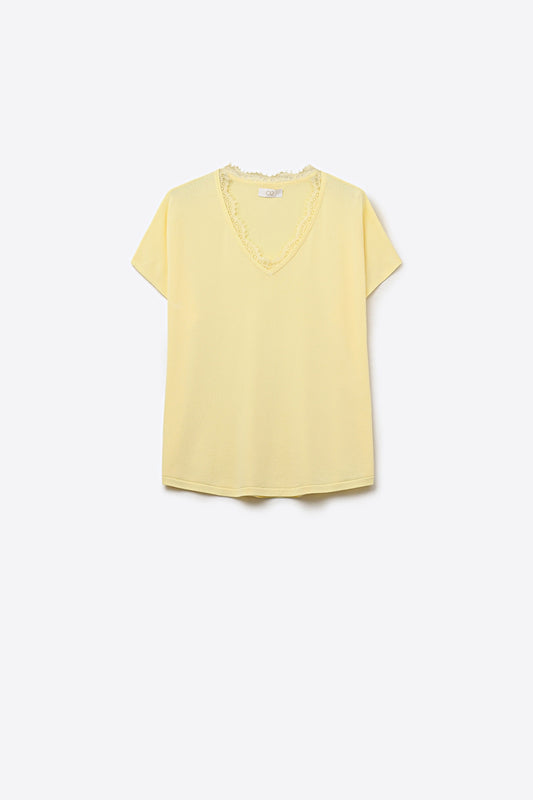 Pull en maille fine et douce avec col en V et bordures en dentelle en jaune