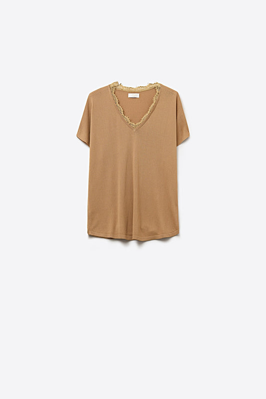 Pull en maille fine et douce avec col en V et bordures en dentelle en camel