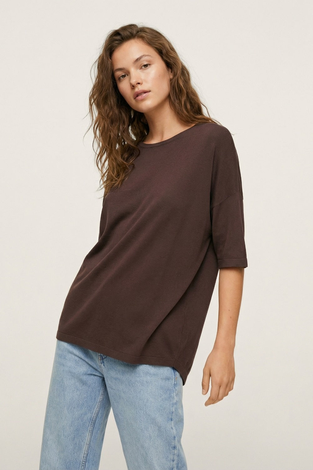 Pull oversize en marron avec manches coudées