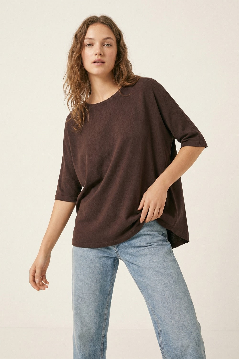 Pull oversize en marron avec manches coudées