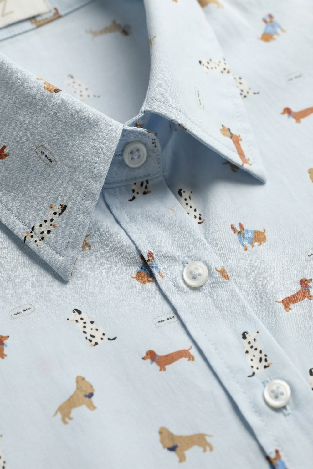 Chemise boutonnée bleu clair avec impression de chien