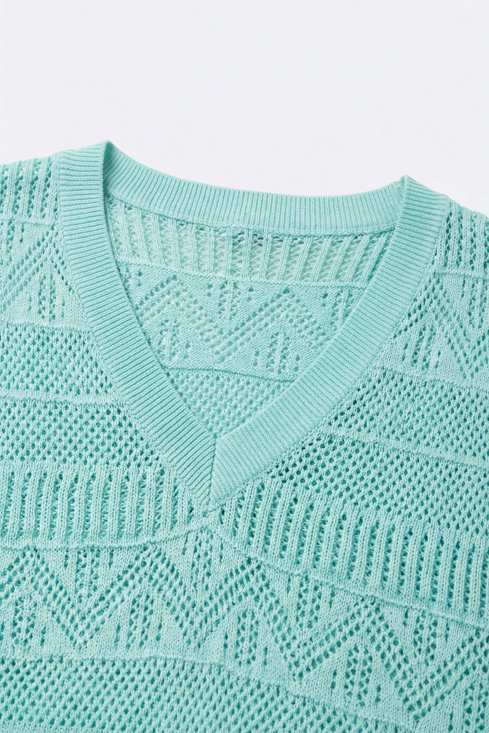 Pull en maille bleu clair à col en V et manches courtes