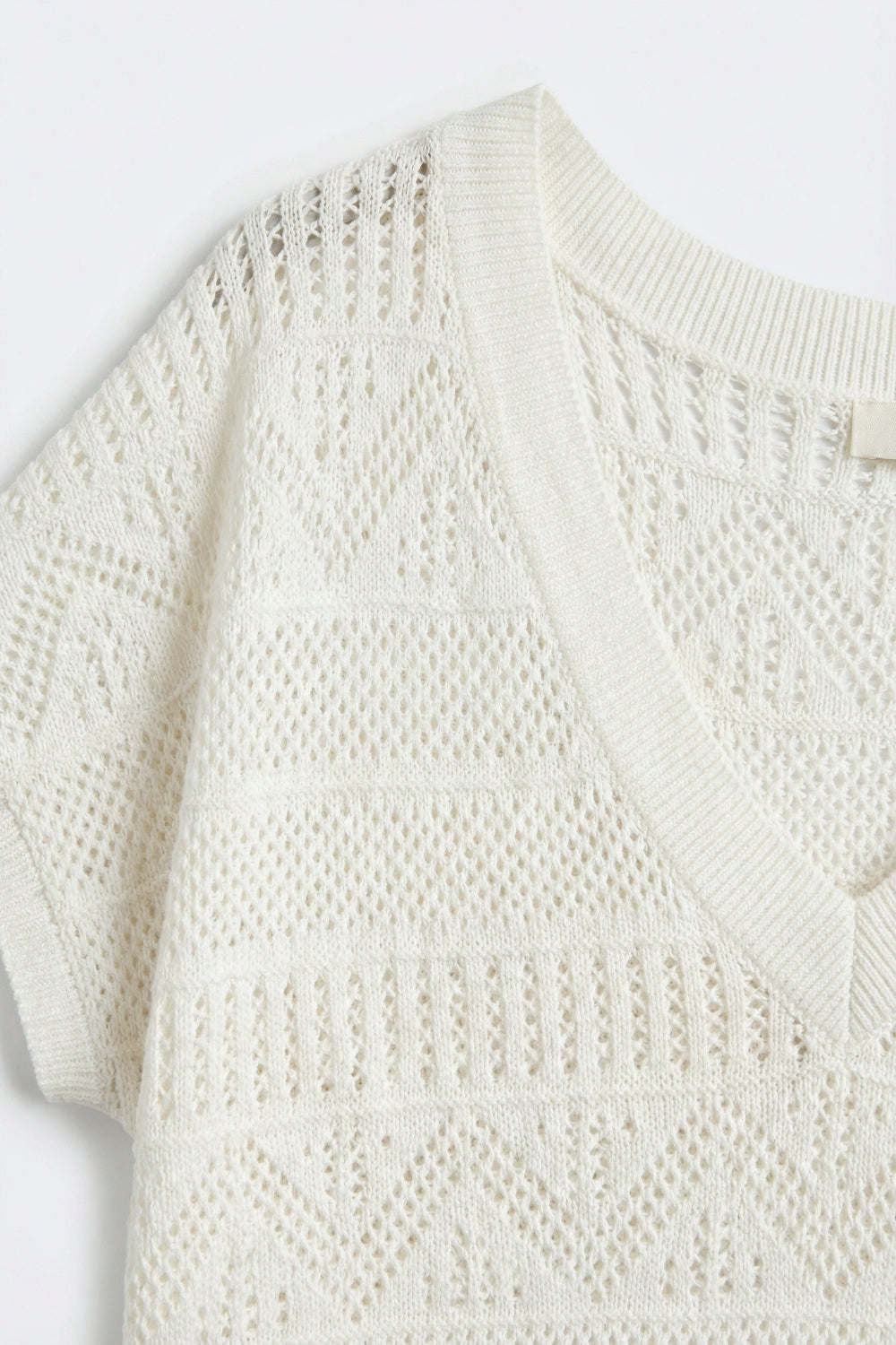 Pull en maille ajourée blanc à col en V et manches courtes
