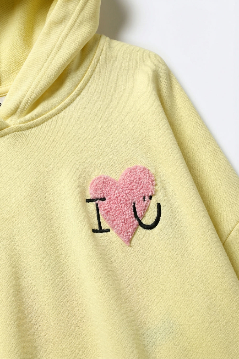 Chandail à capuchon super doux jaune avec graphique en forme de cœur bouclé