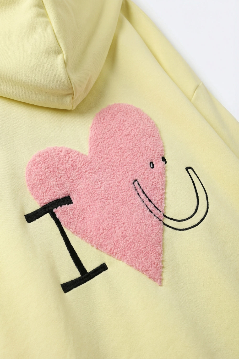 Chandail à capuchon super doux jaune avec graphique en forme de cœur bouclé