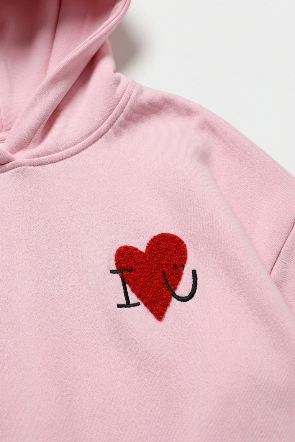 Sweat à capuche super-doux rose bébé avec motif de cœur bouclé
