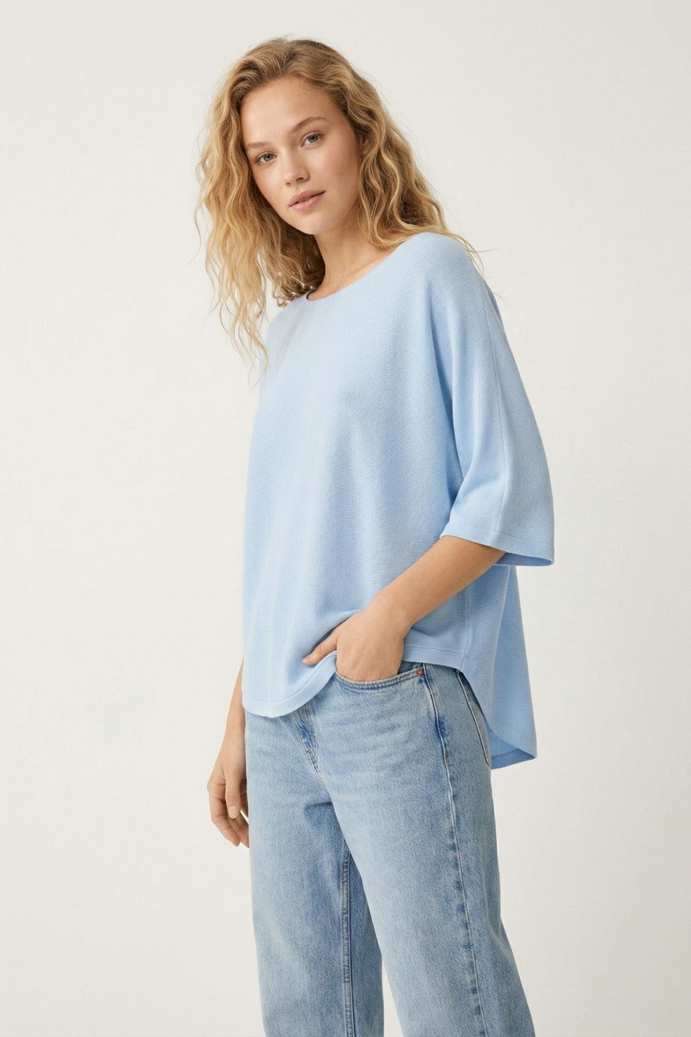pull oversize bleu clair avec manches coudées