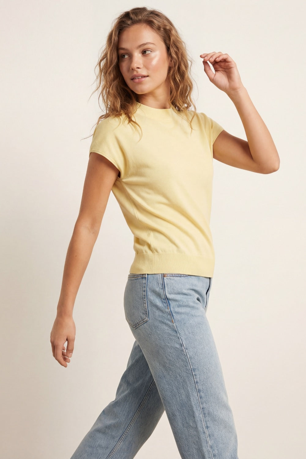 pull jaune à col roulé et manches courtes ajustées