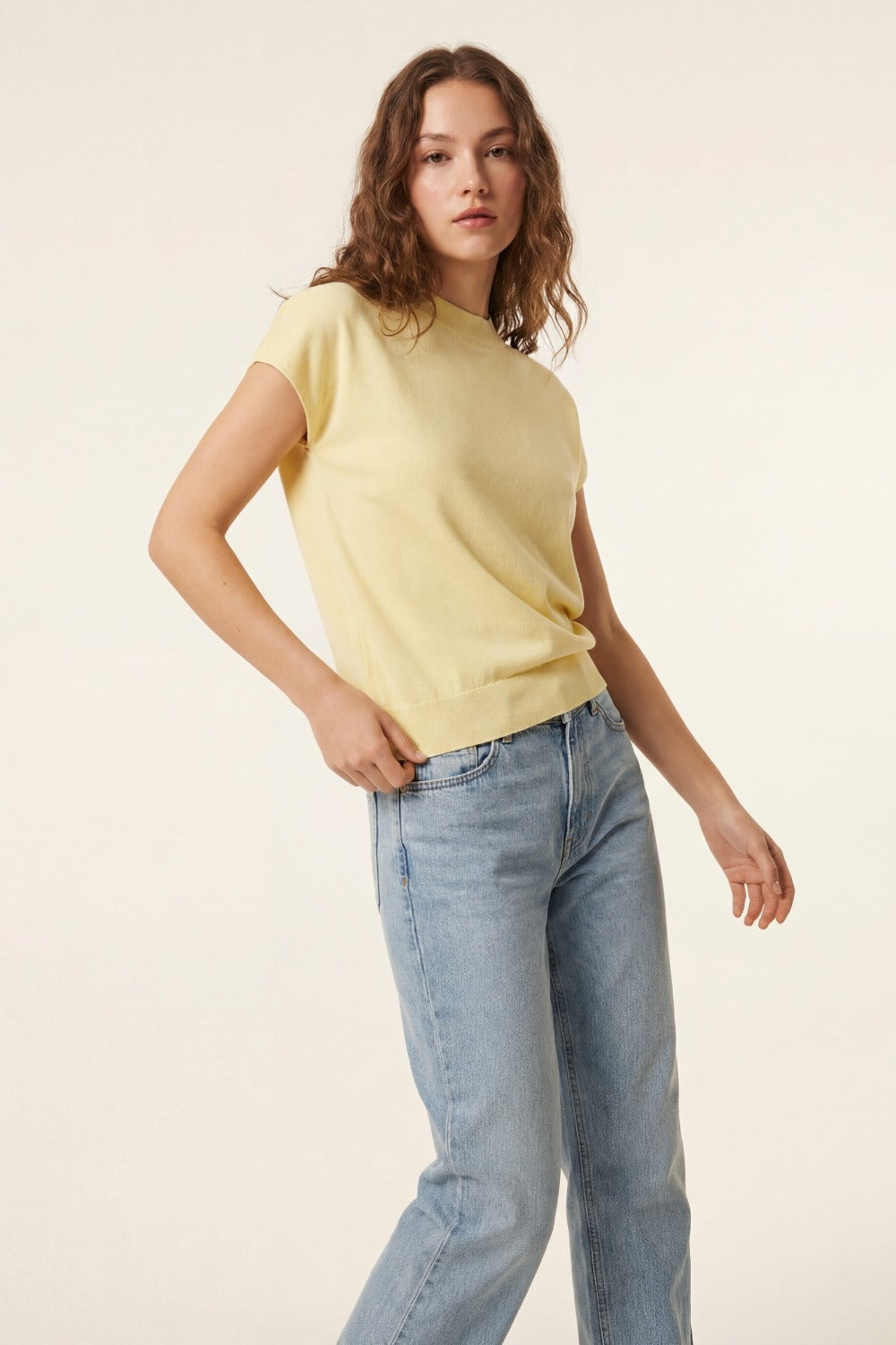 pull jaune à col roulé et manches courtes ajustées