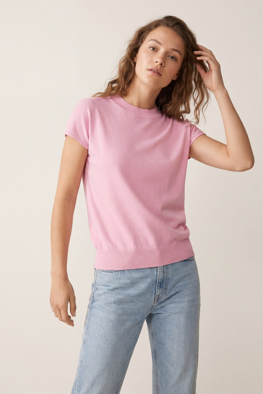 Pull à col roulé rose avec manches courtes ajustées