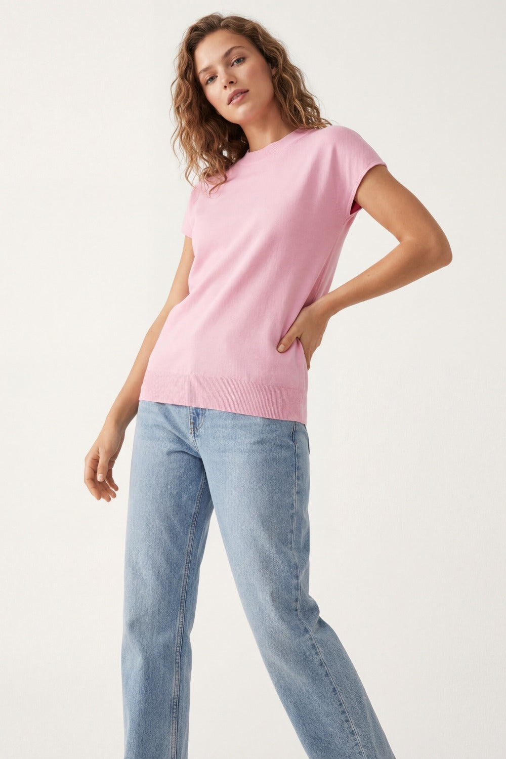 Pull à col roulé rose avec manches courtes ajustées