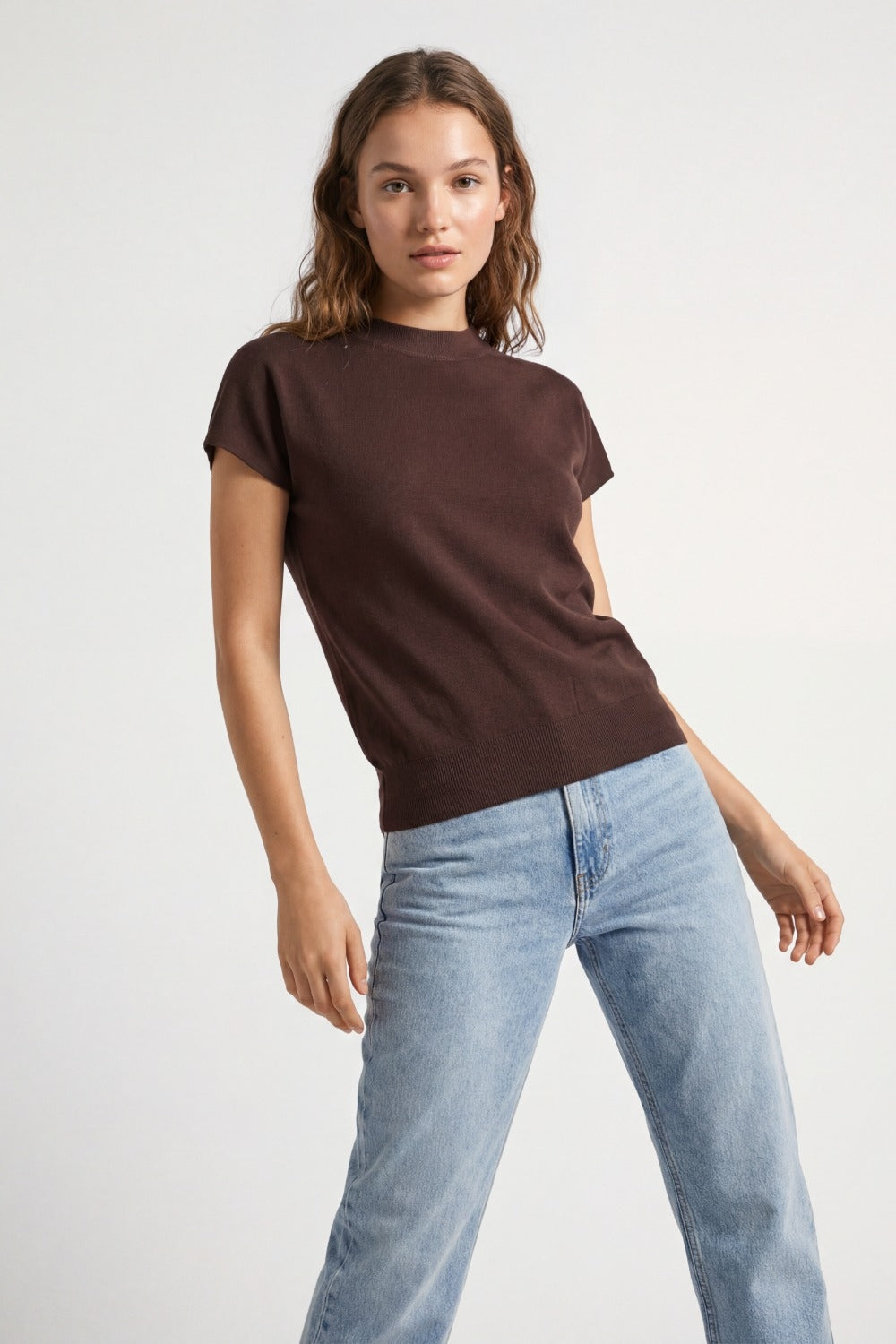 Pull à col roulé marron à manches courtes ajustées