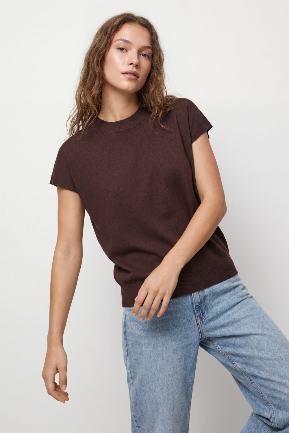 Pull à col roulé marron à manches courtes ajustées