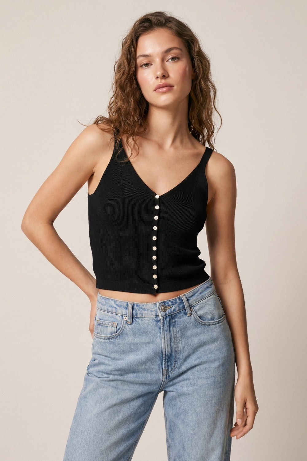 Top court boutonné en tricot noir