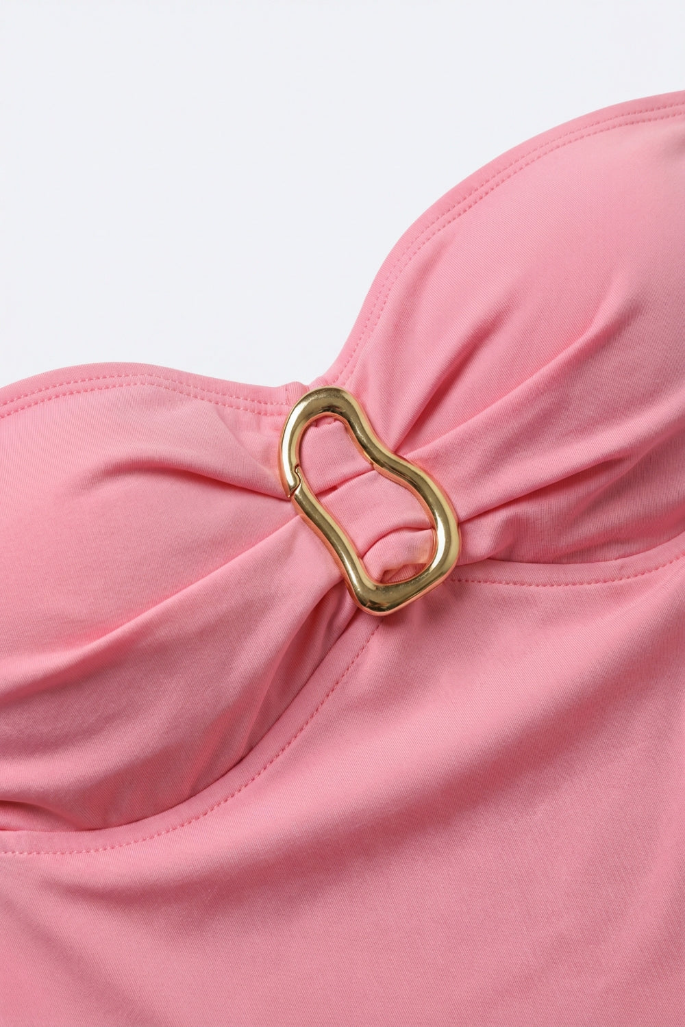 Bodysuit rose sans bretelles avec boucles pour l'été