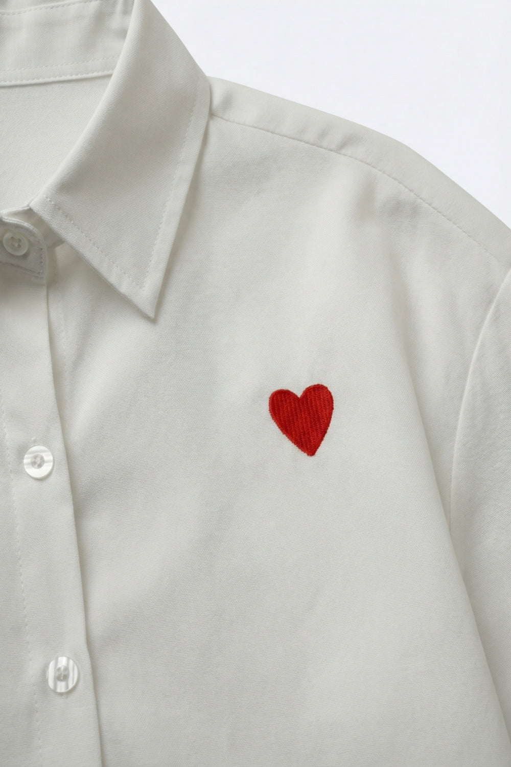 Chemise en coton Oxford blanc avec cœur brodé rouge