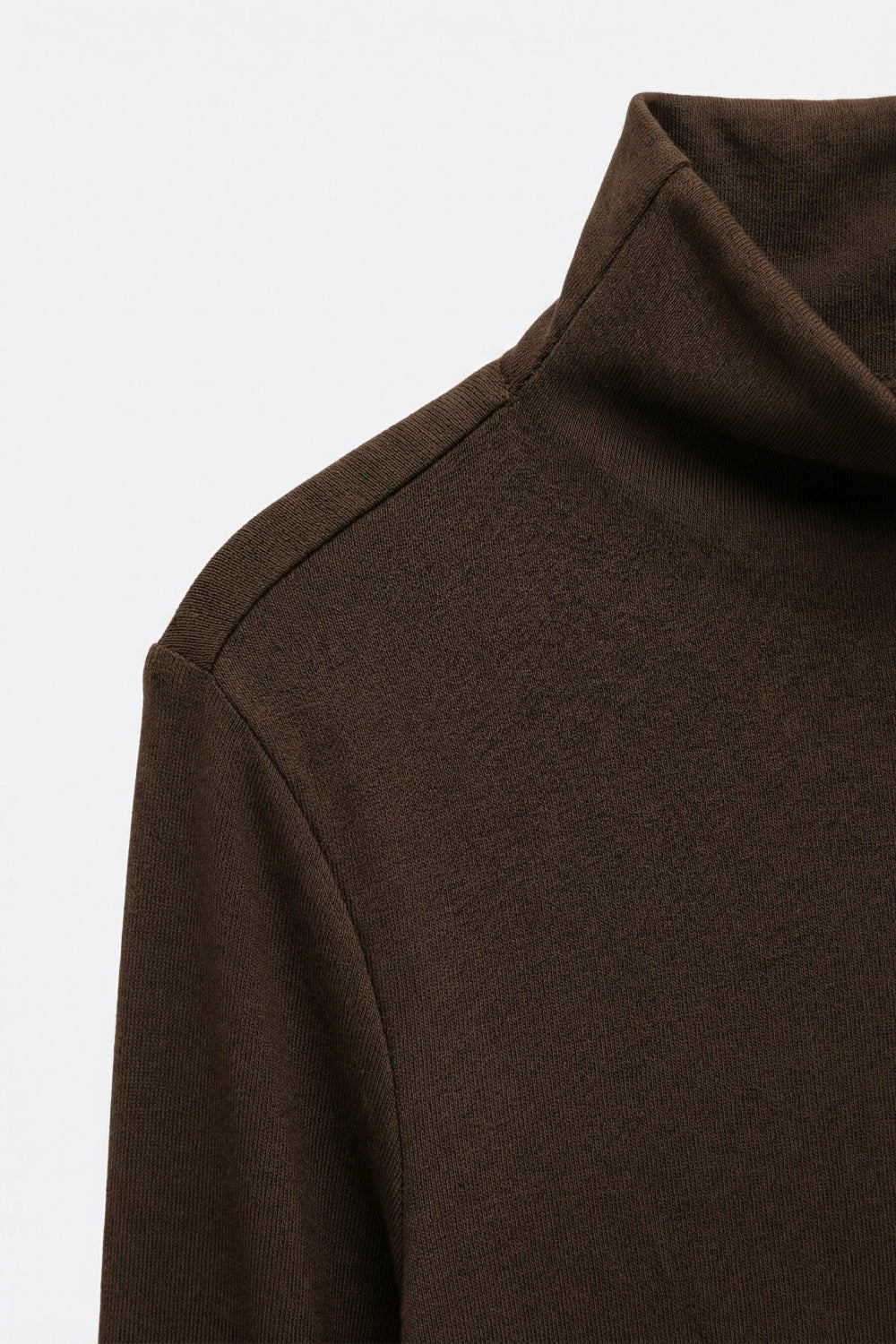 T-shirt à col roulé marron en tissu extensible doux