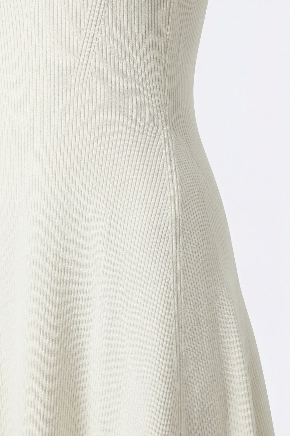 Robe blanche sans manches en maille côtelée cintrée et évasée