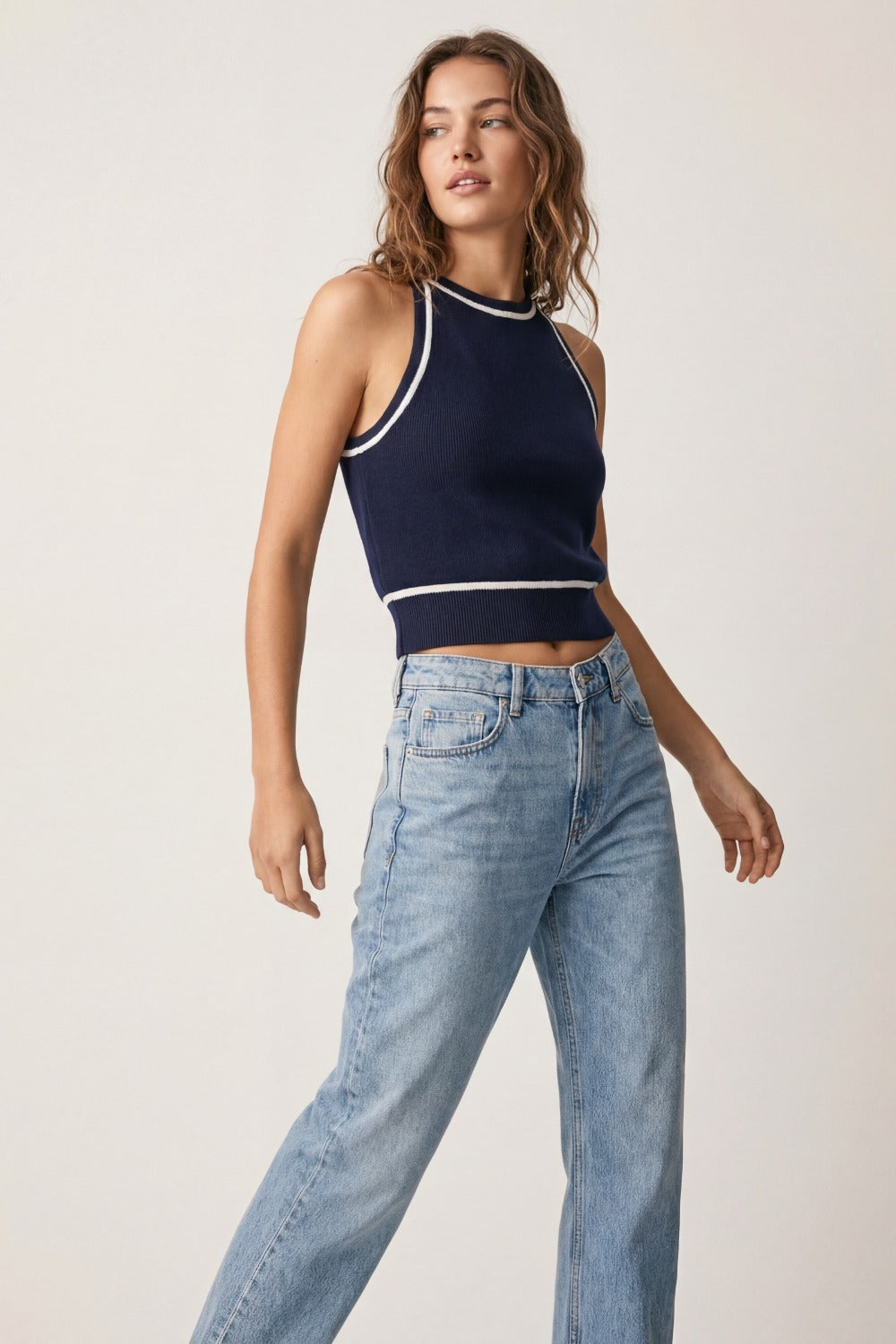 Top en maille sans manches en bleu marine avec détails lignes blanches