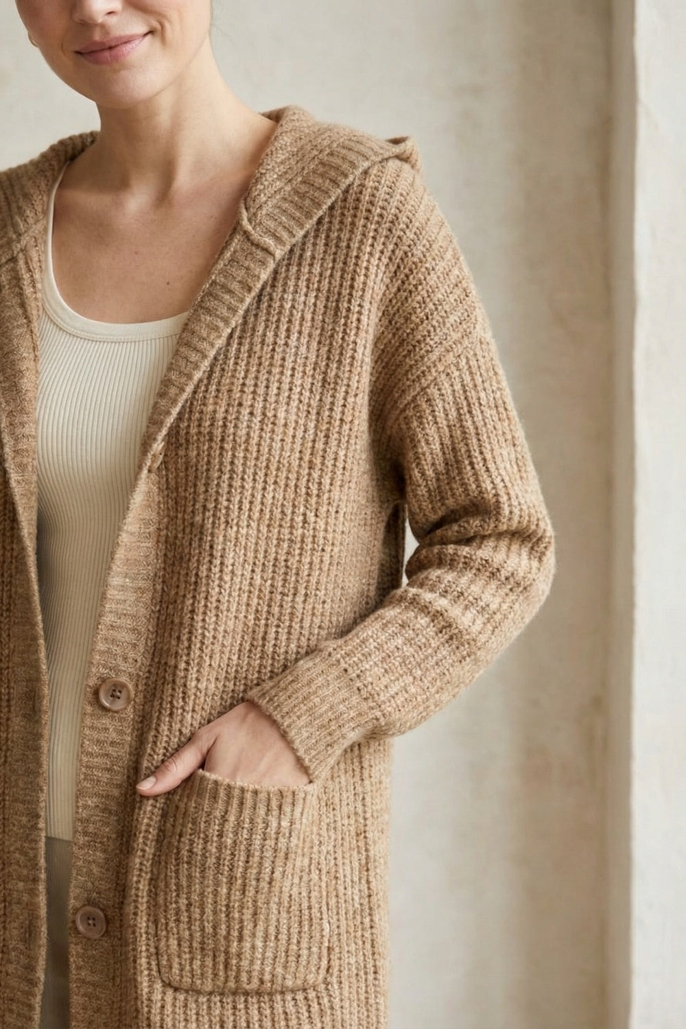 Long cardigan côtelé avec poches et capuche en camel